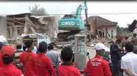 Tangis Warga saat Bangunannya Dibuldozer Pemprov Lampung