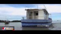 Kapal Berlogo Kementrian Kelautan dan Perikanan Tabrak Rumah Warga di Lampung Selatan