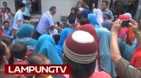 Zulkifli Hasan Ziarah dan Bagi-bagi Duit Di Lampung Selatan