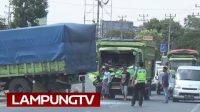 Pecah Ban, 2 Truk Tabrakan di Natar, Lampung Selatan.