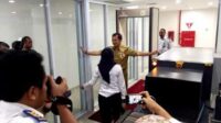 Gubernur Lampung, Muhammad Ridho Ficardo diperiksa petugas bandara.
