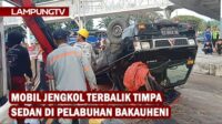Mobil Jengkol Terbalik Timpa Sedan di Pelabuhan Bakauheni