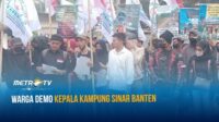 Warga Demo Kepala Kampung Sinar Banten